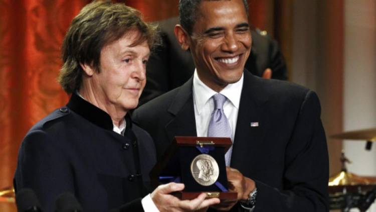 El 25 de mayo de 2010 Paul McCartney es distinguido por presidente estadunidense Barack Obama   