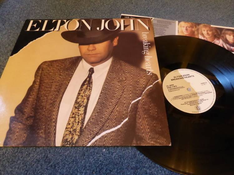 El 18 de junio de 1984 Elton John lanza "Breaking Hearts"