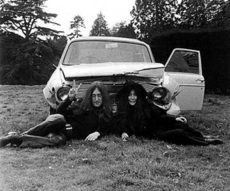 El 1 de julio de 1969 John Lennon sufre un accidente automovilístico en Escocia