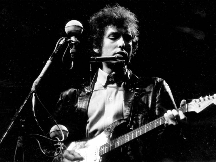 El 25 de julio de 1965 Bob Dylan se hizo eléctrico (y se olvidó de la canción protesta)
