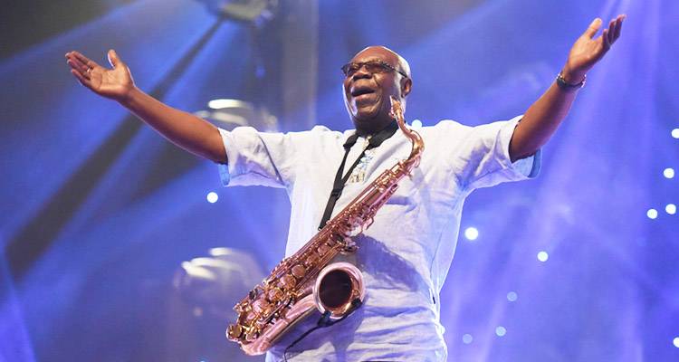 Falleció víctima del coronavirus Manu Dibango, figura del jazz africano