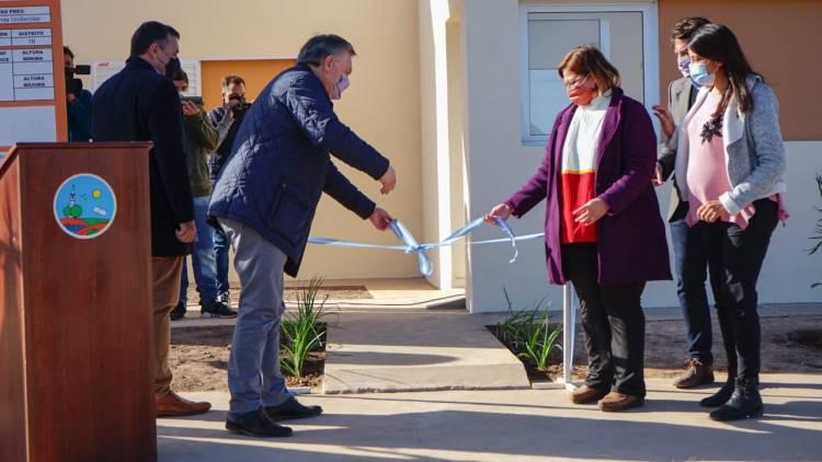 Felipe Michlig y Romina López inauguraron viviendas, entregaron aportes y anunciaron nuevas luminarias led