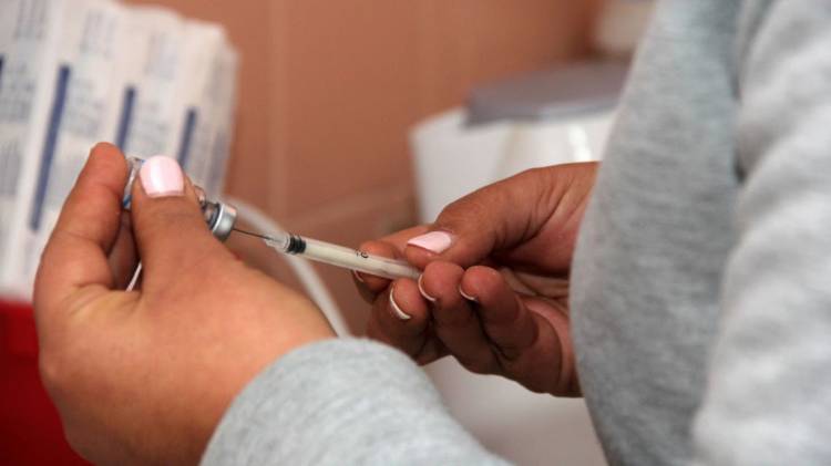 COVID-19: La provincia comenzará a vacunar la próxima semana a menores de 12 a 17 años con factores de riesgo