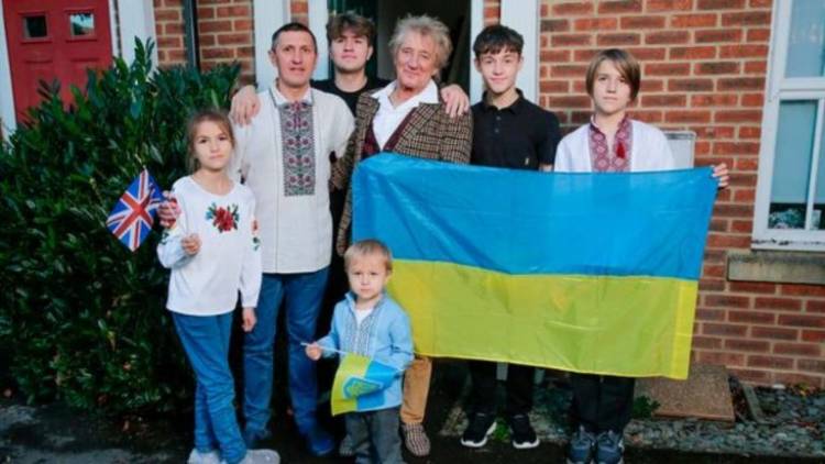 Rod Stewart "adoptó" a una familia de refugiados ucranianos
