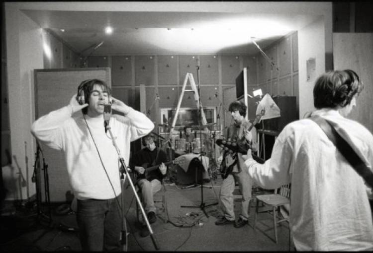 Oasis: Hace 30 años comenzó las grabaciones de su álbum debut, "Definitely Maybe"