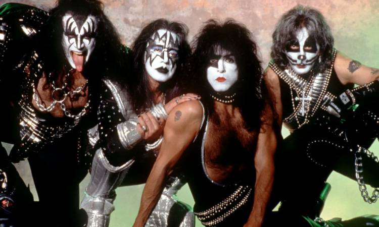 Kiss está listo para lanzar la única grabación de caja de resonancia conocida de su breve tiempo con el guitarrista Mark St. John . Kiss – Off The Soundboard: Poughkeepsie, New York, 1984  