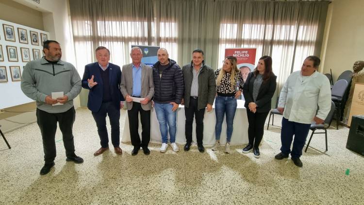 El Senador Michlig y el Diputado González entregaron aportes a instituciones deportivas de Suardi